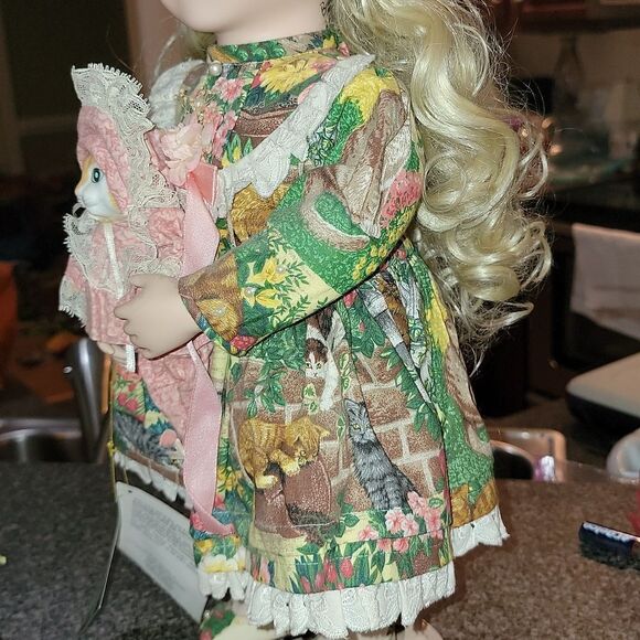 Bob Timberlake Goebel Collectible Abby Liz Musical Doll Designed by Bette Ball - Picture 10 of 10